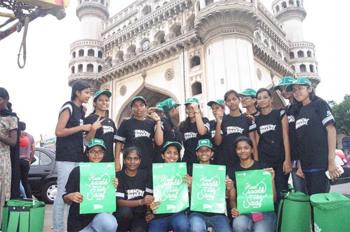 Clean up drive at Charminar